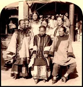 571px-Foot_binding-_wealthy_Chinese_women