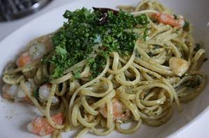 Pasta-con-i-gamberi-e-pesto-di-pistacchi-586x390