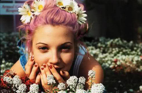 capelli rosa e corona di fiori